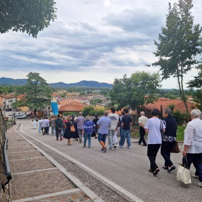 Sotto lo sguardo di Maria Regina, Cavasso si incontra in preghiera